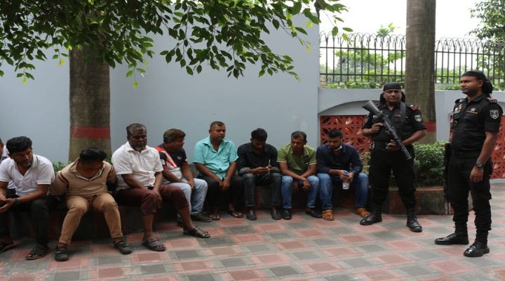 আগারগাঁও পাসপোর্ট অফিসে অভিযান, দালাল চক্রের ১৪ সদস্য আটক